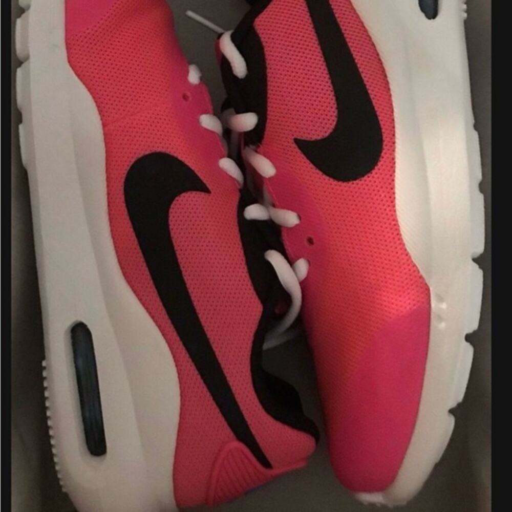 Nike air girls pink shoes - Picture 1 of 2